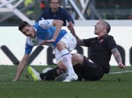 The fateful play that leaves Federico Mattiello (l.) with a broken leg.